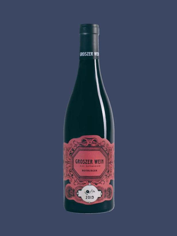 Eine Flasche „Grosser Wein Rotburger“ aus Österreich, Jahrgang 2019.