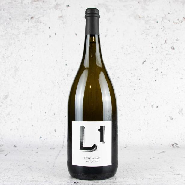 Eine Flasche Weißwein der Marke Davide Spillare L'1 vor einem grauen Hintergrund.