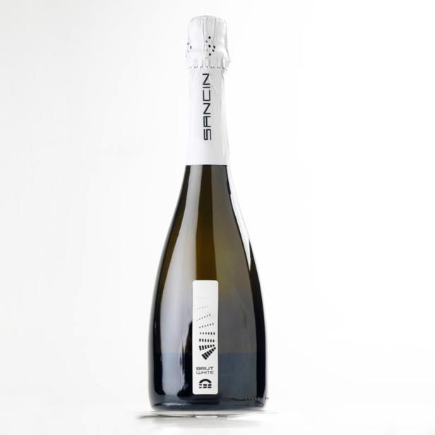 Eine Flasche Sancin Brut White Sekt vor einem weißen Hintergrund.