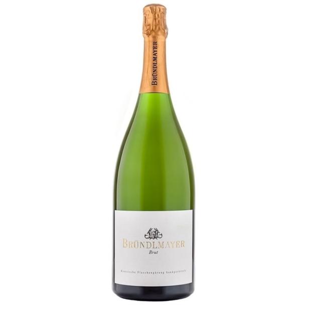Eine Flasche Bründlmayer Brut Sekt vor einem weißen Hintergrund.