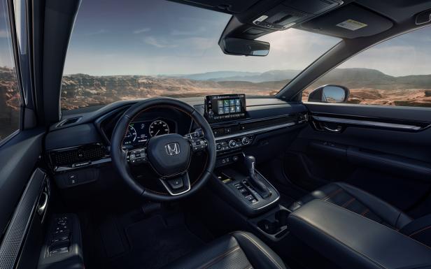 Innenansicht eines Honda CR-V mit Blick auf eine Wüstenlandschaft.