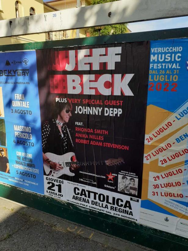 Ein Konzertplakat für Jeff Beck mit Johnny Depp als Special Guest in Cattolica, Italien.