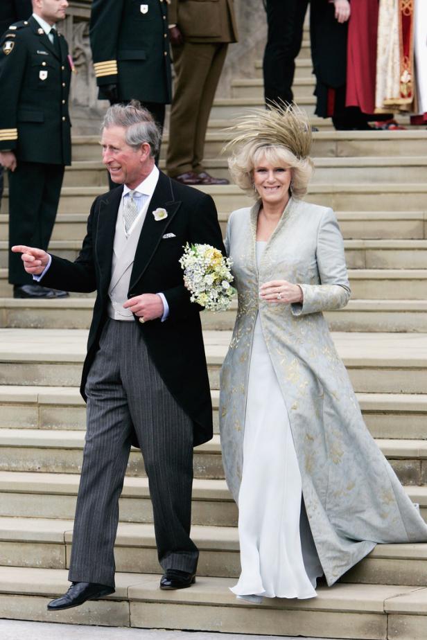 Charles und Camilla verlassen die standesamtliche Trauung in Windsor.