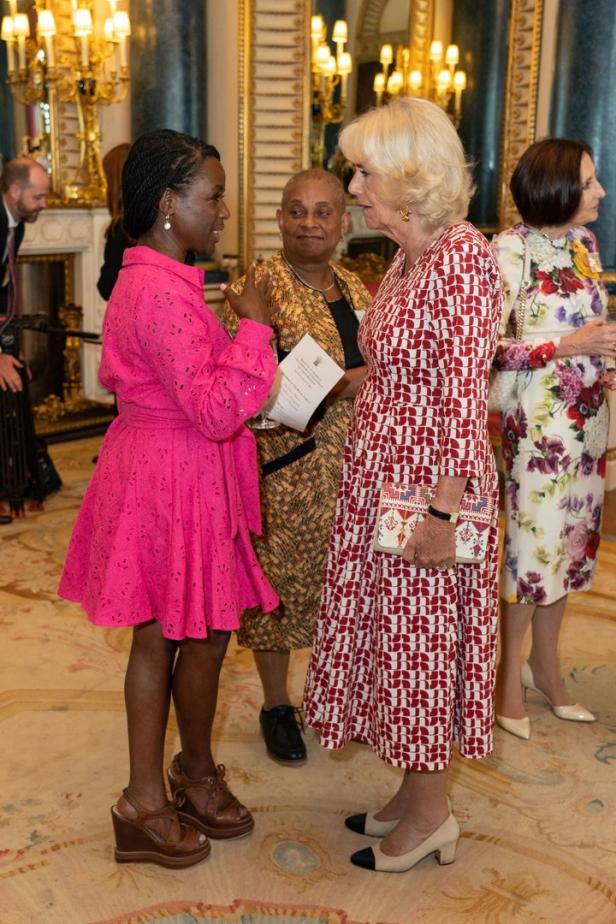 Königin Camilla unterhält sich mit Gästen bei einer Veranstaltung.