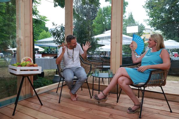 Ganz entspannt beim Interview: Philipp Hochmair mit Zigarre, Marlene Auer mit Fächer.