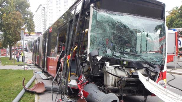 Ein Linienbus mit schweren Schäden an der Frontscheibe und der Karosserie nach einem Unfall.