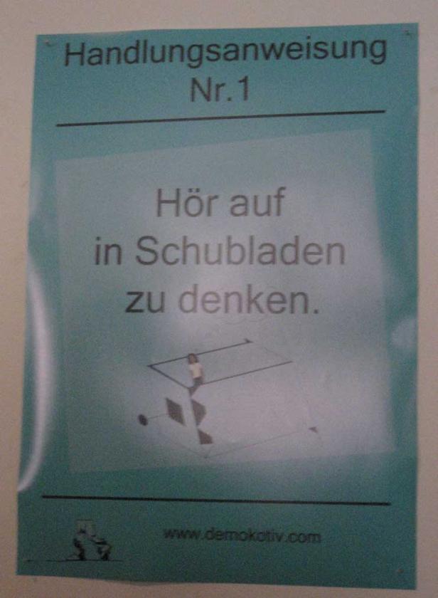 Ein Poster mit der Aufschrift „Hör auf in Schubladen zu denken.“.