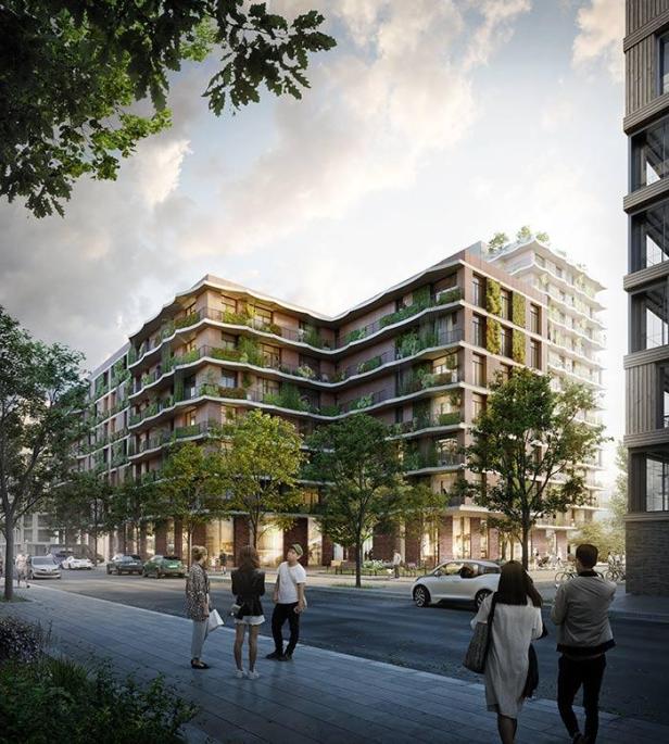 Ein Mehrfamilienhaus mit begrünten Balkonen und Passanten auf dem Gehweg.