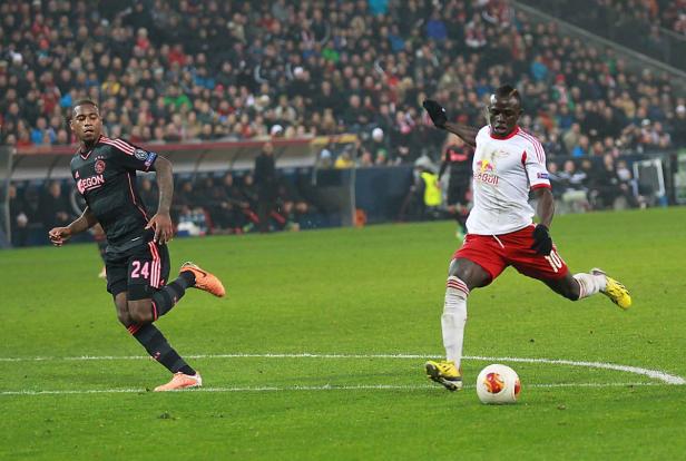Zwei Fußballspieler während eines Spiels auf dem Rasen.