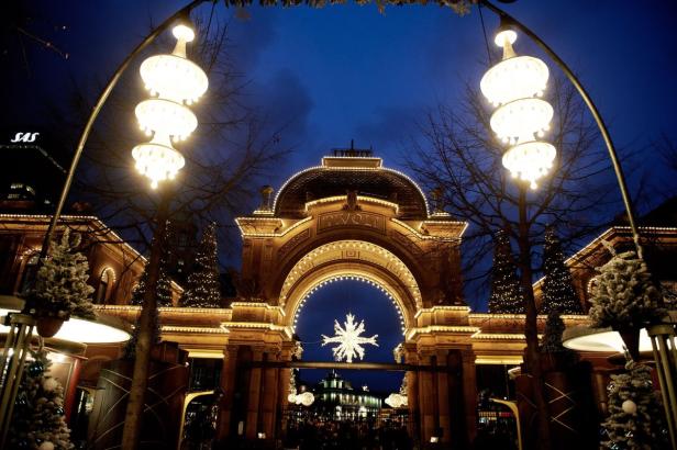 Der Eingang zum Tivoli-Garten ist weihnachtlich beleuchtet.