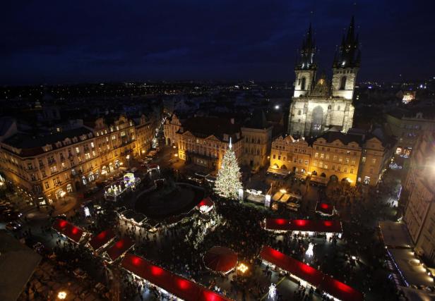 Der Weihnachtsmarkt auf dem Altstädter Ring in Prag bei Nacht.