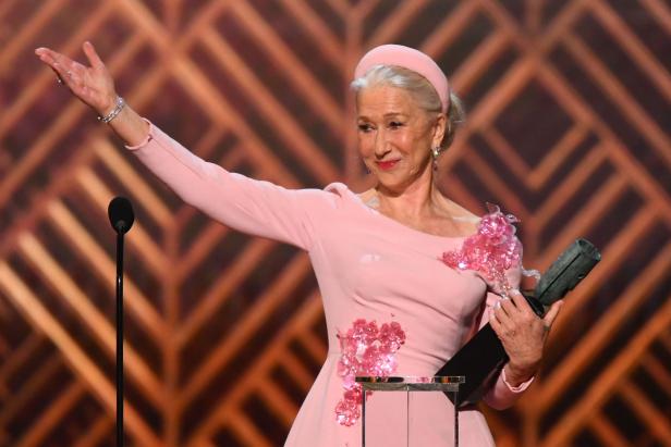 Helen Mirren hält eine Auszeichnung bei einer Preisverleihung in der Hand.