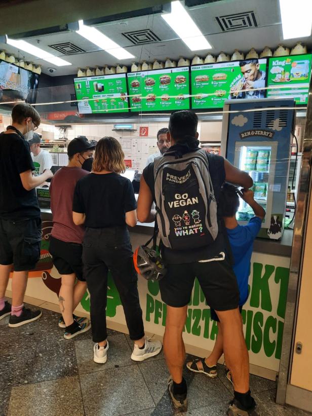 Burger King eröffnet veganes Restaurant: Hunderte Menschen stehen Schlange