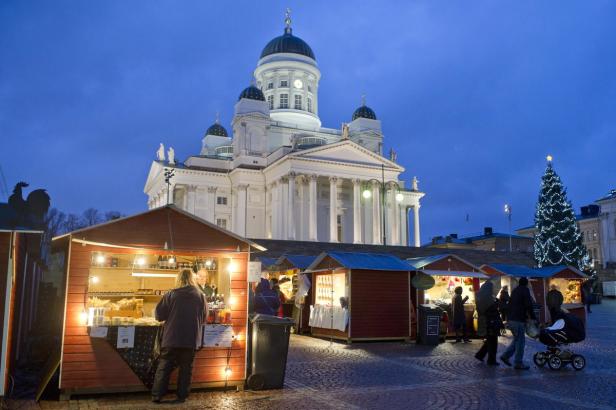 Auf dem Weihnachtsmarkt vor dem Dom von Helsinki herrscht reges Treiben.
