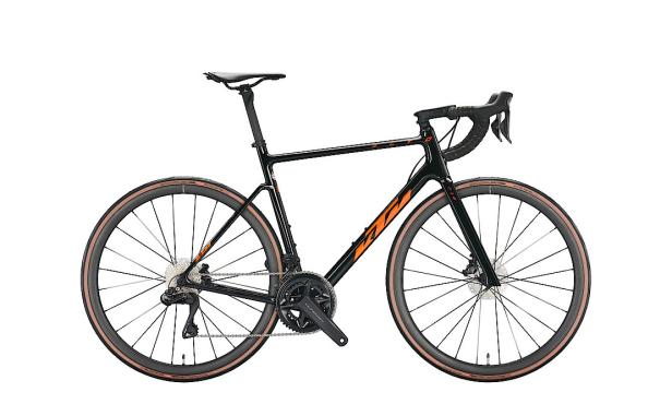 Ein schwarzes KTM-Rennrad mit orangefarbenen Akzenten vor einem weißen Hintergrund.