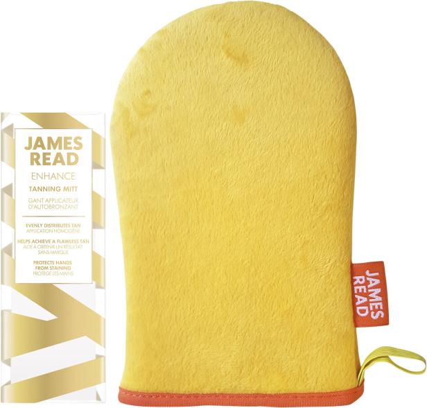 Ein gelber Selbstbräunungshandschuh der Marke James Read neben der Produktverpackung.