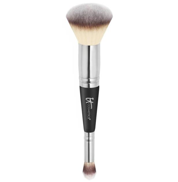 Ein Pinsel von IT Cosmetics mit zwei Enden.