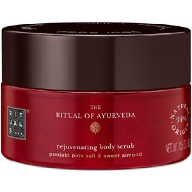 Ein Tiegel des „The Ritual of Ayurveda“ Körperpeelings mit rosa Salz und Mandeln.