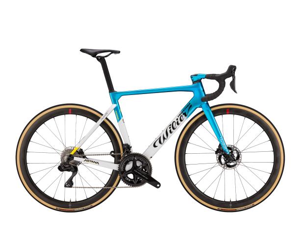 Ein blau-weißes Wilier-Rennrad der Mannschaft Astana steht vor einem weißen Hintergrund.