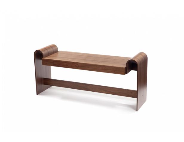 Eine moderne Holzbank mit abgerundeten Armlehnen auf einem weißen Hintergrund.