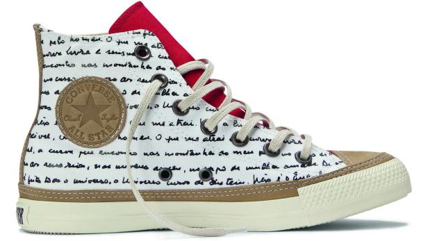 Ein Converse Chuck Taylor All Star High-Top-Sneaker mit Schriftmuster.