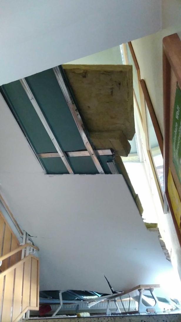 Decke im Stiegenhaus von Volksschule in Oberösterreich eingestürzt