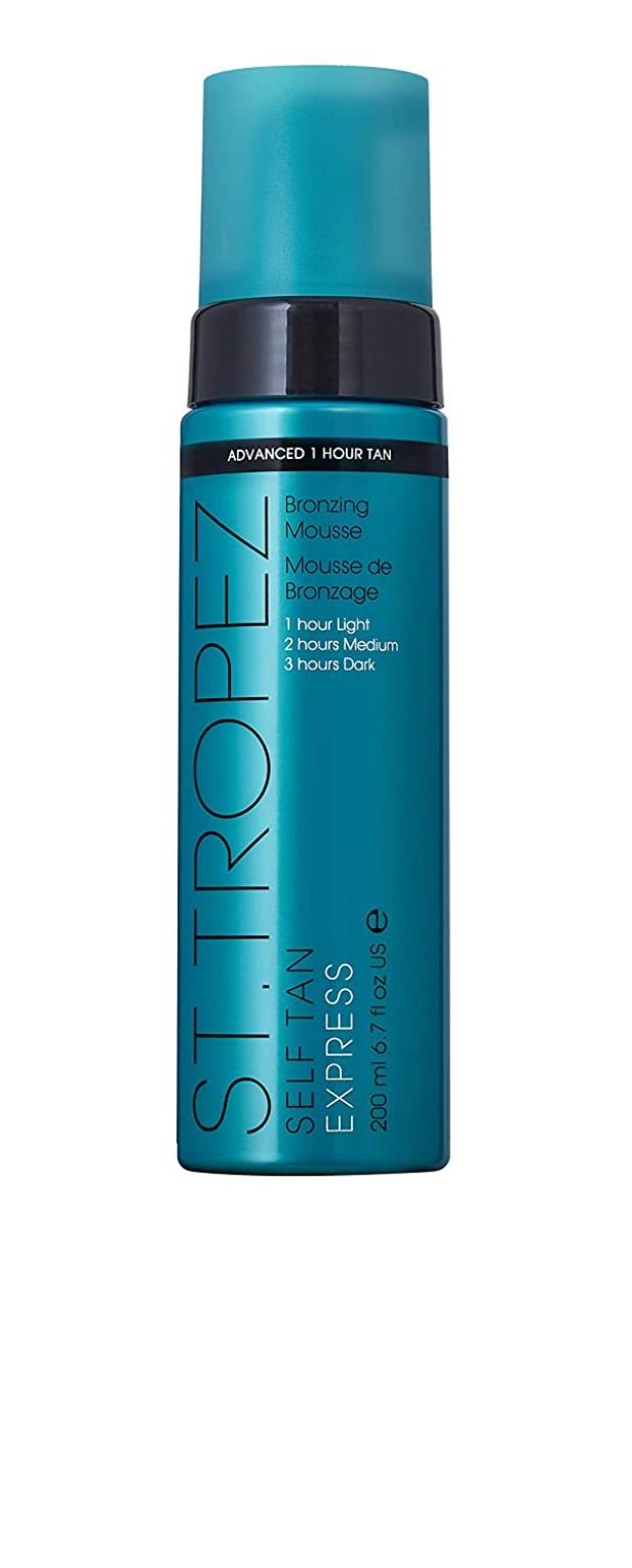 Eine Flasche Selbstbräunungsmousse von St. Tropez für eine schnelle Bräune.