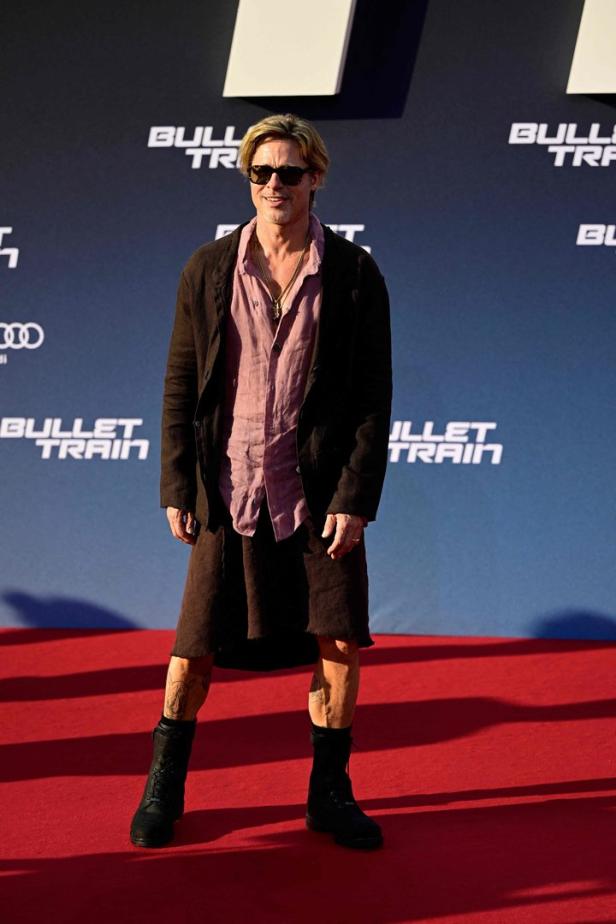 Brad Pitt setzt ein Style-Statement - im Leinenrock