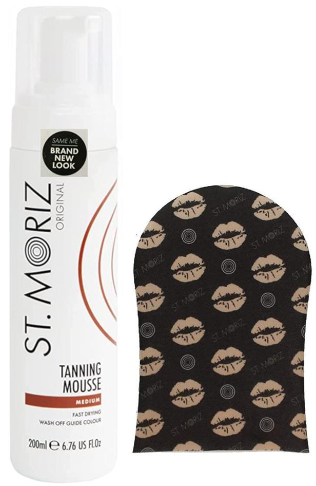 Eine Flasche St. Moriz Tanning Mousse und ein Applikationshandschuh mit Lippenmuster.
