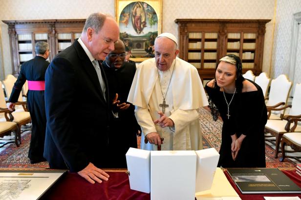 Papst empfing Albert und Charlène - nicht ganz ohne Fauxpas