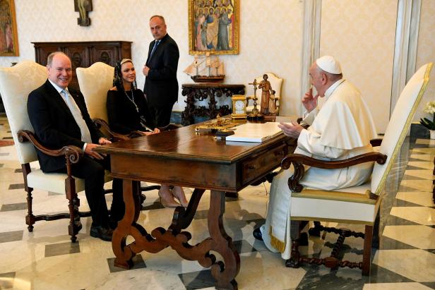 Papst empfing Albert und Charlène - nicht ganz ohne Fauxpas
