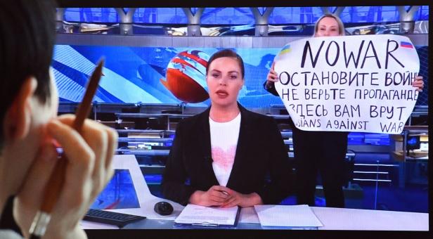 Russische TV-Journalistin muss nach live-Protest in Hausarrest