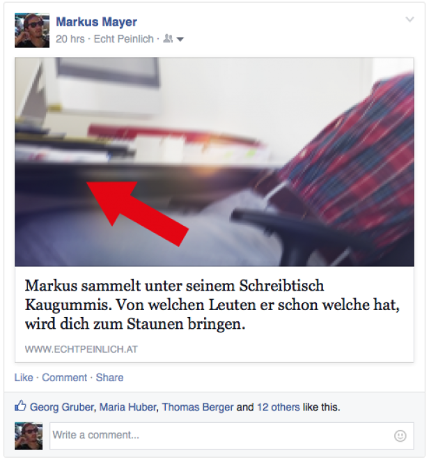 Ein Schreibtisch mit einem roten Pfeil, der auf etwas darunter zeigt.