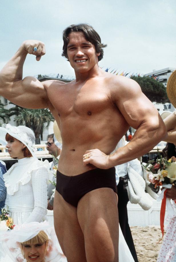 ++ ARCHIVBILD ++ ARNOLD SCHWAREZENEGGER WIRD 75 JAHRE Arnold Schwarzenegger posiert am Strand und zeigt seine Muskeln.