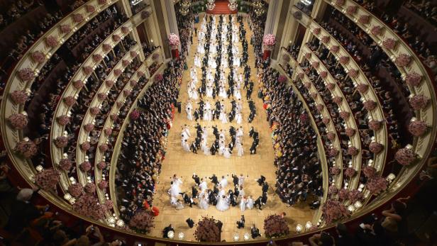 Opernball mit viel Eleganz eröffnet