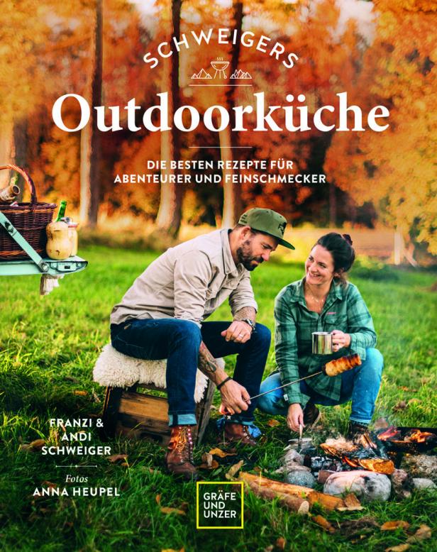 Das Cover von „Schweigers Outdoorküche“ zeigt Franzi und Andi Schweiger am Lagerfeuer.
