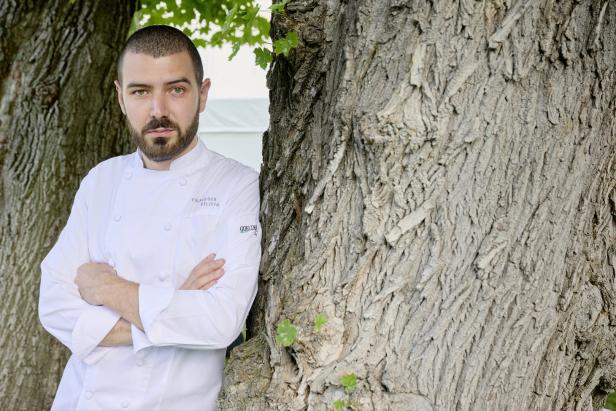 Ein Koch namens Francesco Milicia lehnt an einem Baum.