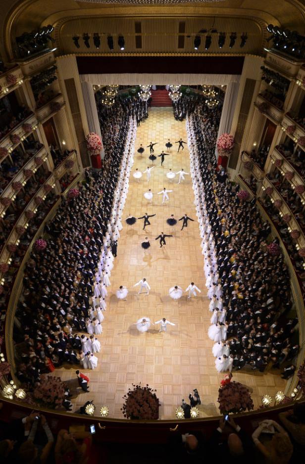 Opernball mit viel Eleganz eröffnet