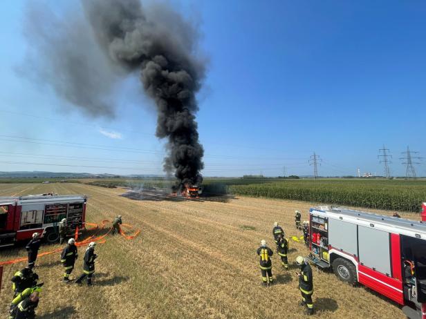 Tulln: Laster geriet in 110-KV-Leitung und ging in Flammen auf