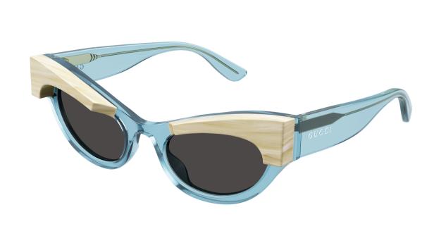 Eine hellblaue Gucci-Sonnenbrille mit Holzdetails an den Seiten.