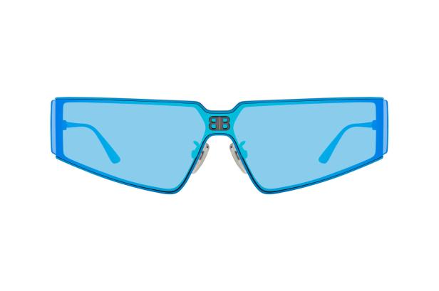 Eine futuristische, hellblaue Balenciaga-Sonnenbrille vor einem weißen Hintergrund.