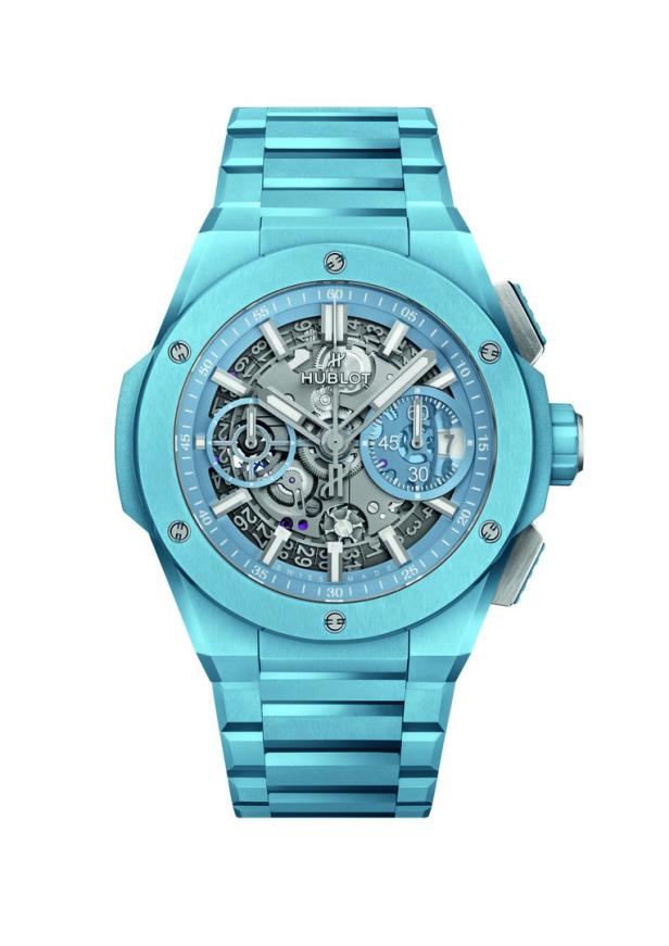 Eine hellblaue Hublot-Uhr mit skelettiertem Zifferblatt und Chronographenfunktion.