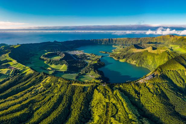 Luftaufnahme der malerischen Seen von Sete Cidades auf den Azoren.