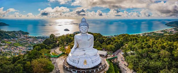 Eine große Buddha-Statue überblickt die Küstenlinie von Phuket, Thailand.