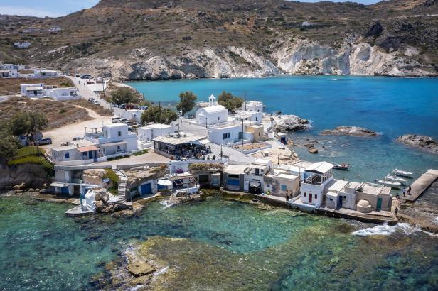 Luftaufnahme des malerischen Fischerdorfes Klima auf der griechischen Insel Milos.