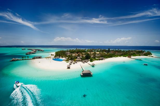 Luftaufnahme einer tropischen Insel mit türkisfarbenem Wasser und weißen Sandstränden.