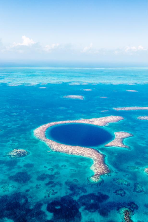 Luftaufnahme des Great Blue Hole, einem Unterwasser-Sinkloch vor der Küste von Belize.