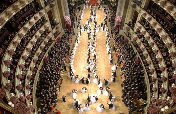 Opernball mit viel Eleganz eröffnet