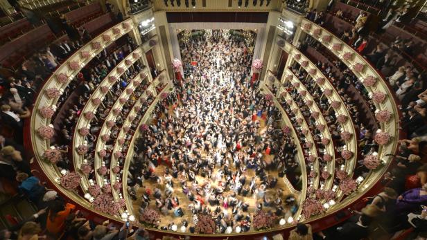 Opernball mit viel Eleganz eröffnet