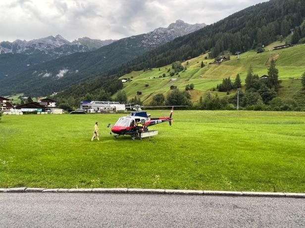 Tirol: Mure verschüttete Pkw mit zwei Insassen, Mann wird vermisst